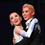 デュエットの場面が多かった彩風咲奈（右）と朝月希和＝梅田芸術劇場（撮影・鈴木雅之）