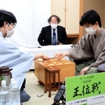 対局を振り返る藤井聡太王位（右）と豊島将之九段（左）。中央は立会人の福崎文吾九段＝２１日午後、神戸市北区有馬町の旅館「中の坊瑞苑」（撮影・吉田敦史）