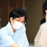 藤井聡太王位に敗れ、対局を振り返る豊島将之九段＝２１日午後、神戸市北区有馬町の旅館「中の坊瑞苑」（撮影・吉田敦史）