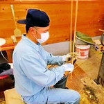 竹釘を製作する石塚直幸さん（文化庁提供）