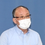 新型コロナウイルスの感染者急増を受けて、専用病床の増床を発表する兵庫県の山下輝夫・保健医療部長＝２２日午後、県庁