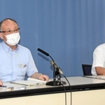 新型コロナウイルスの感染者急増を受けて、専用病床の増床を発表する兵庫県の山下輝夫・保健医療部長（左）ら＝２２日午後、県庁