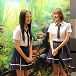 展示をＰＲする小嶋花梨さん（右）と塩月希依音さん