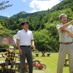 岡上正人さん（右）から安富町関地区の案内を受ける神姫バスの津村拓也さん＝姫路市安富町関