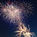３年ぶりの開催となった「芦屋サマーカーニバル」の花火ショー。夏の夜空を色とりどりの花火が彩り、観客を魅了した＝芦屋市南浜町、芦屋市総合公園潮芦屋ビーチ（撮影・斎藤雅志）
