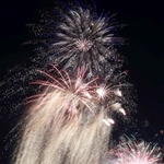 ３年ぶりの開催となった「芦屋サマーカーニバル」の花火ショー。夏の夜空を色とりどりの花火が彩り、観客を魅了した＝芦屋市南浜町、芦屋市総合公園潮芦屋ビーチ（撮影・斎藤雅志）