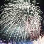 ３年ぶりの開催となった「芦屋サマーカーニバル」の花火ショー。夏の夜空を色とりどりの花火が彩り、観客を魅了した＝芦屋市南浜町、芦屋市総合公園潮芦屋ビーチ（撮影・斎藤雅志）
