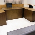 少年審判廷。家裁調査官の報告を受け、ここで裁判官が少年の処分を決める