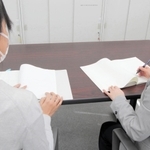 複雑なケースは複数の調査官で取り組むこともある