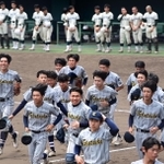 髪を揺らし、応援スタンドへあいさつに向かう球児＝姫路市ウインク