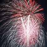 ３年ぶりの開催となった「芦屋サマーカーニバル」の花火ショー。夏の夜空を色とりどりの花火が彩り、観客を魅了した＝芦屋市南浜町、芦屋市総合公園潮芦屋ビーチ（撮影・斎藤雅志）