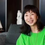 「コロナ禍の中、すごく頑張った作品。文学の神様が見ていてくださったのかな」と玉岡かおるさん＝大阪市内（撮影・吉田敦史）