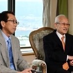 「麻酔博物館」を神戸に構えた理由などについて語る武田純三前館長（右）と斎藤繁新館長＝神戸市中央区港島中町６（撮影・中西幸大）