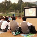 千種高校の生徒が企画し、住民を招いて６月に開いた野外映画祭。資材レンタルなど企業との交渉も生徒自身で行った＝宍粟市千種町千草、千種高校
