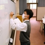 数学３の授業を１対１で受ける３年生。学力の伸び幅は大きい＝宍粟市千種町千草、千種高校