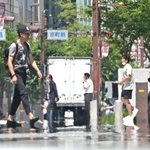 太陽が照り付ける神戸市内。市街地では、熱せられた道路で「逃げ水」の現象が見られる日も＝１日、神戸市中央区