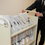 家裁調査官は少年との面接を前に、警察から届く膨大な捜査資料を読み込む