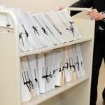 家裁調査官は少年との面接を前に、警察から届く膨大な捜査資料を読み込む