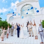 ヘリウムガスが入ったバルーンを飛ばす結婚式参列者（エスクリ提供）