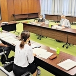 犯罪被害者への支援策拡充について話し合われた検討会＝明石市役所