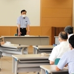 兵庫県香美町の町総合教育会議で学校再編案について説明する浜上勇人町長＝同町役場