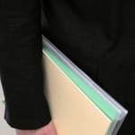 非行内容に関するファイルとノートを手に、家裁調査官は少年との面接に臨む