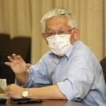 自身への殺害予告について会見する泉房穂・明石市長＝２７日午前、明石市中崎１、明石市役所（撮影・長嶺麻子）