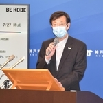 定例会見で記者の質問に答える久元喜造市長＝神戸市役所