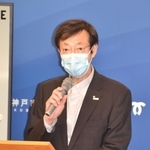 定例会見で記者の質問に答える久元喜造市長＝神戸市役所