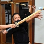 指導に熱が入る阿部盛治道場長（中央）＝加古川市西神吉町宮前、印南剣道場