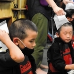 熱中症対策で頭や首筋を冷やす＝加古川市西神吉町宮前、印南剣道場