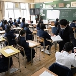 テスト開始を前に問題用紙を受け取る生徒＝４月１９日、神戸市中央区北長狭通４、市立神戸生田中学校