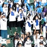 初優勝を飾り、喜びを爆発させる社高校の応援スタンド＝２８日午後、ほっともっとフィールド神戸（撮影・小林良多）