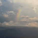 雲間から現れた虹＝２９日午後６時４３分、神戸市中央区東川崎町１から（撮影・坂井萌香）