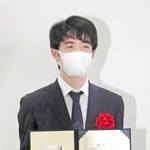 表彰を受けた藤井聡太五冠＝２２日、大阪市福島区、関西将棋会館