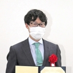 表彰を受けた井山裕太四冠＝２２日、大阪市福島区、関西将棋会館