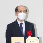 表彰を受けた桐山清澄九段＝２２日、大阪市福島区、関西将棋会館