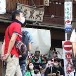 観光客のにぎわいが戻る有馬温泉街。全国的な感染急拡大の影響はまだ見通せない＝２９日午後、神戸市北区（撮影・小林良多）