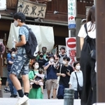 観光客のにぎわいが戻る有馬温泉街。全国的な感染急拡大の影響はまだ見通せない＝２９日午後、神戸市北区（撮影・小林良多）