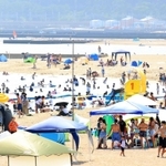 ７月最後の日曜に、海水浴客でにぎわった須磨海岸＝３１日午後、神戸市須磨区