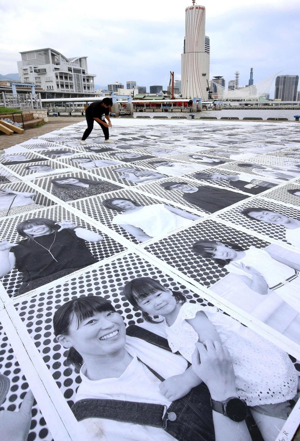 総合 神戸の街角 笑顔の写真で埋め尽くす ２５００人分 地面や壁に貼るアートイベント ２８日まで 神戸新聞next