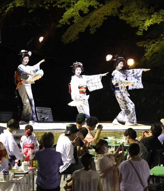 川辺で涼みながら楽しむ芸妓の踊り。関西の奥座敷ならではのもてなし＝神戸市北区有馬町