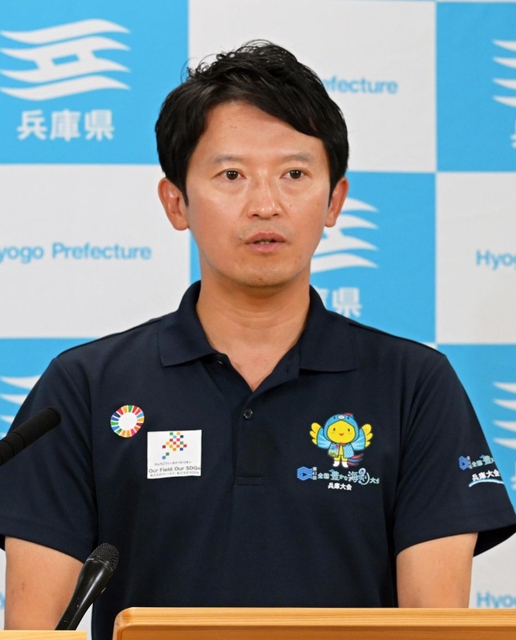 会見で質問に応じる斎藤元彦知事＝１日午前、神戸市中央区、兵庫県庁（撮影・秋山亮太）