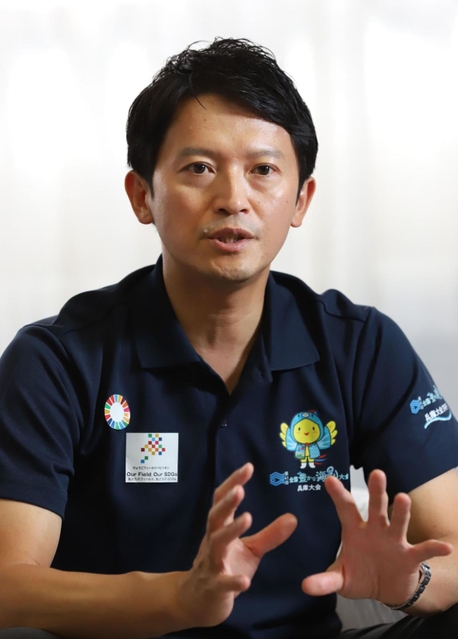 就任１年に合わせてインタビューに応じる斎藤元彦知事。「広い五国は魅力にあふれ、まだまだ伸びしろがある」と語った＝兵庫県庁（撮影・大森　武）