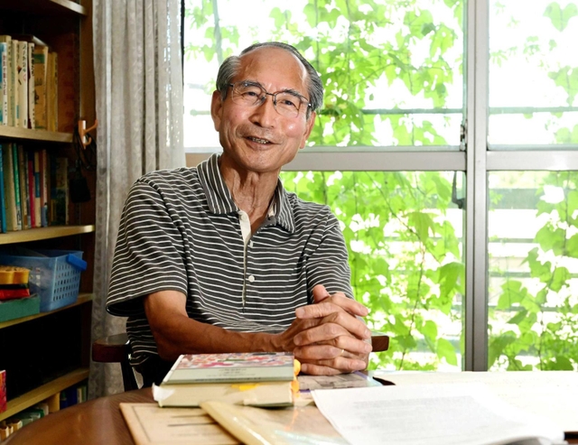 母の被爆体験をもとに胎内被爆者としての手記をつづった副島圀義さん＝芦屋市平田町（撮影・中西幸大）