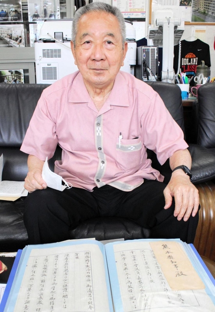 父の遺品から島田叡の手紙を発見し、「県民を思いやる島田さんの心情が伝わった」と話す沖縄県元副知事の嘉数昇明さん＝那覇市松尾１