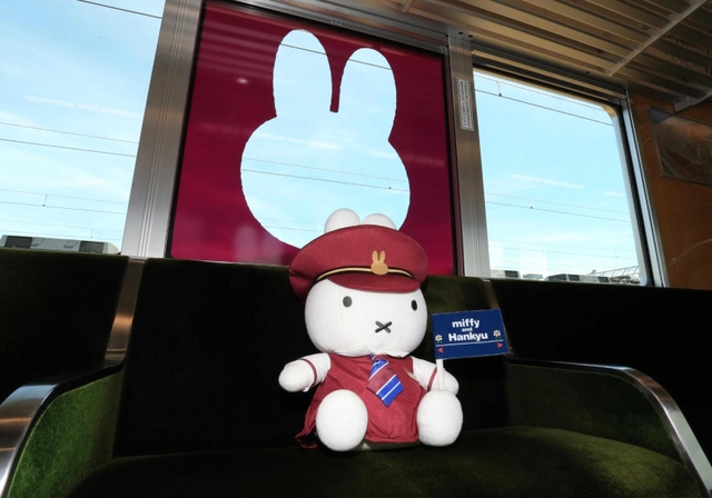 ミッフィーをデザインした宝塚線の車内窓＝２日午後、阪急電鉄平井車庫（撮影・斎藤雅志）