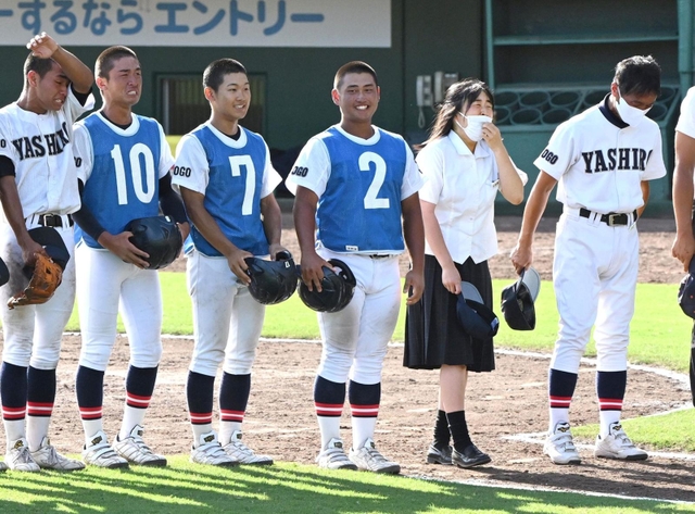 高校野球兵庫大会の記録員としてベンチ入りし、優勝後の号泣が話題となった社の藤本真央マネジャー（右から２人目）＝７月２８日、ほっともっとフィールド神戸（撮影・坂井萌香）