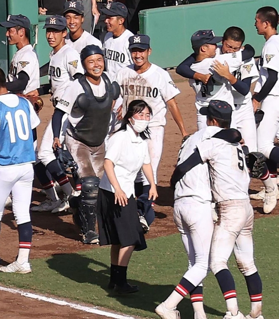 高校野球兵庫大会の記録員としてベンチ入りし、優勝後の号泣が話題となった社の藤本真央マネジャー（中央）＝７月２８日、ほっともっとフィールド神戸（撮影・小林良多）