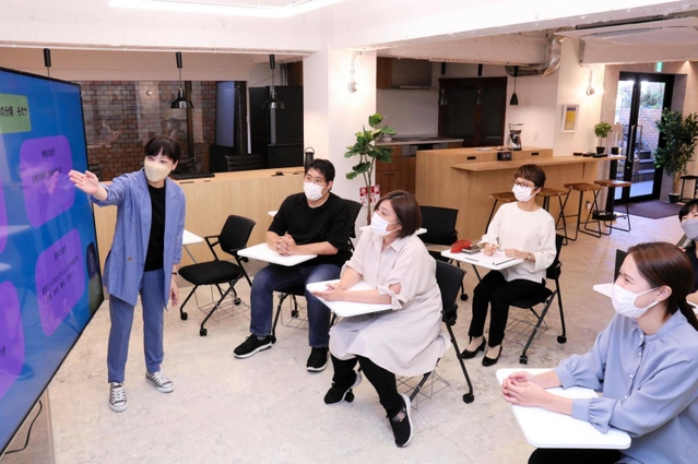 復学を支援するアソシアホイスコーレ神戸のスタッフら＝神戸市灘区山田町２